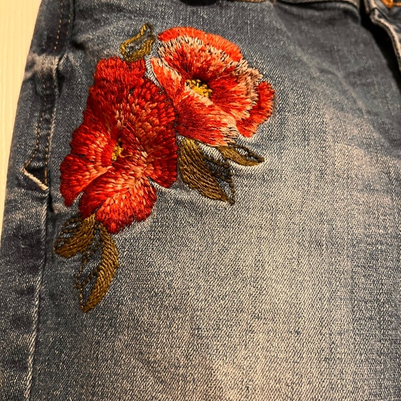 Kensie Jeans With Flowers - Picture 5 of 8